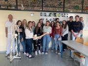 Orthopäde Dr. Christoph Michlmayr mit Schülerinnen und Schülern